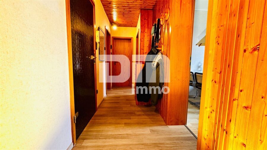 Teilsaniertes Traumhaus in begehrter Lage auf großem Grundstück mit Panoramablick - Souterrain Flur / Diele